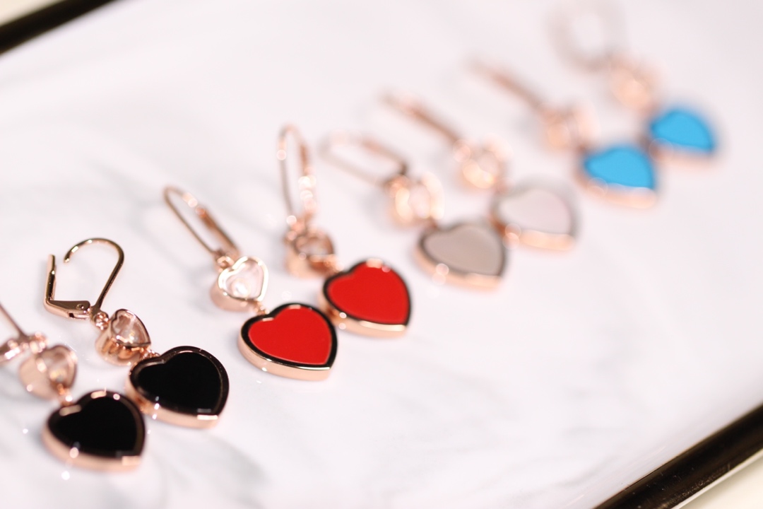 💰235【正品定制】认准唯一一家真正购入珠宝类ZP开发的，可订制真金真钻版！⭕只做对ZP货，厚度金重跟足ZP，区分市面版本❗
颜色现货供应：樱花粉石、绿松石、白母贝、孔雀石、灰贝、黑玛瑙、红玛瑙🔥🔥
【精工版】【Chop@rd肖邦爱心耳环】非常🔥🔥火爆的一款耳环，ZP为珠宝类真金真钻，我们出品精工工艺，完完全全做出了近两万真金的工艺，市面有万万千版本，无限欢迎PK各种版本甚至金货，PK后再下单❗
几个工艺细节跟你们介绍一下，
其一，气质粉的ZP两面的粉色是不一样的，正面为气质樱花粉，背面为裸粉，颜色都非常的高档，我们对着ZP一一挑选的红玛瑙，颜色对到一致致ZP，而不是市面low版颜色一样的❗还有黑色，是黑玛瑙的材质❗
其二，爱心玻璃上有Chop@rd的刻字，且里边的钻石💎是可以活❗动❗的❗寓意为【Happy Diamond】快乐的钻石，非常独特的设计！我们一致ZP，爱心中间的钻石是密封且可以活动的，这需要对玻璃厚度，且钻石高度极度的精准拿捏，才能做到这个工艺！
其三，耳针粗细有序，铁片弹力十足，搭钩顺畅，完全不卡❗
其四，各种细节❗爱心旁边的刻字，无可挑剔❗
其五，电镀颜色❗一致致ZP的真金电镀玫瑰金色❗