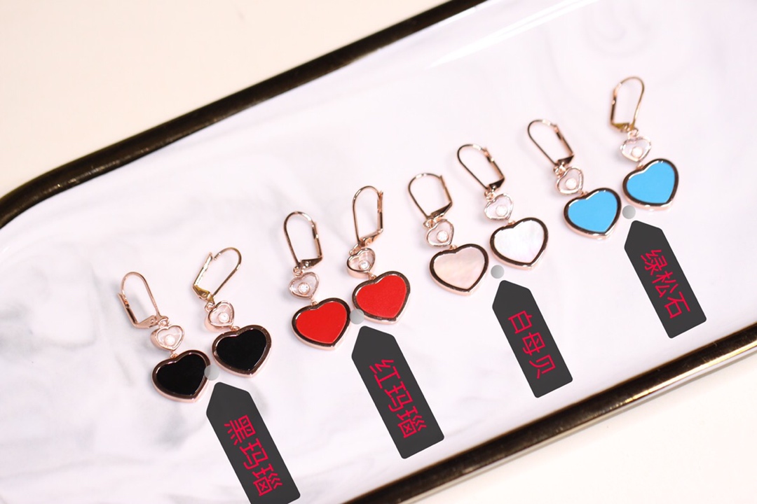 💰235【正品定制】认准唯一一家真正购入珠宝类ZP开发的，可订制真金真钻版！⭕只做对ZP货，厚度金重跟足ZP，区分市面版本❗
颜色现货供应：樱花粉石、绿松石、白母贝、孔雀石、灰贝、黑玛瑙、红玛瑙🔥🔥
【精工版】【Chop@rd肖邦爱心耳环】非常🔥🔥火爆的一款耳环，ZP为珠宝类真金真钻，我们出品精工工艺，完完全全做出了近两万真金的工艺，市面有万万千版本，无限欢迎PK各种版本甚至金货，PK后再下单❗
几个工艺细节跟你们介绍一下，
其一，气质粉的ZP两面的粉色是不一样的，正面为气质樱花粉，背面为裸粉，颜色都非常的高档，我们对着ZP一一挑选的红玛瑙，颜色对到一致致ZP，而不是市面low版颜色一样的❗还有黑色，是黑玛瑙的材质❗
其二，爱心玻璃上有Chop@rd的刻字，且里边的钻石💎是可以活❗动❗的❗寓意为【Happy Diamond】快乐的钻石，非常独特的设计！我们一致ZP，爱心中间的钻石是密封且可以活动的，这需要对玻璃厚度，且钻石高度极度的精准拿捏，才能做到这个工艺！
其三，耳针粗细有序，铁片弹力十足，搭钩顺畅，完全不卡❗
其四，各种细节❗爱心旁边的刻字，无可挑剔❗
其五，电镀颜色❗一致致ZP的真金电镀玫瑰金色❗