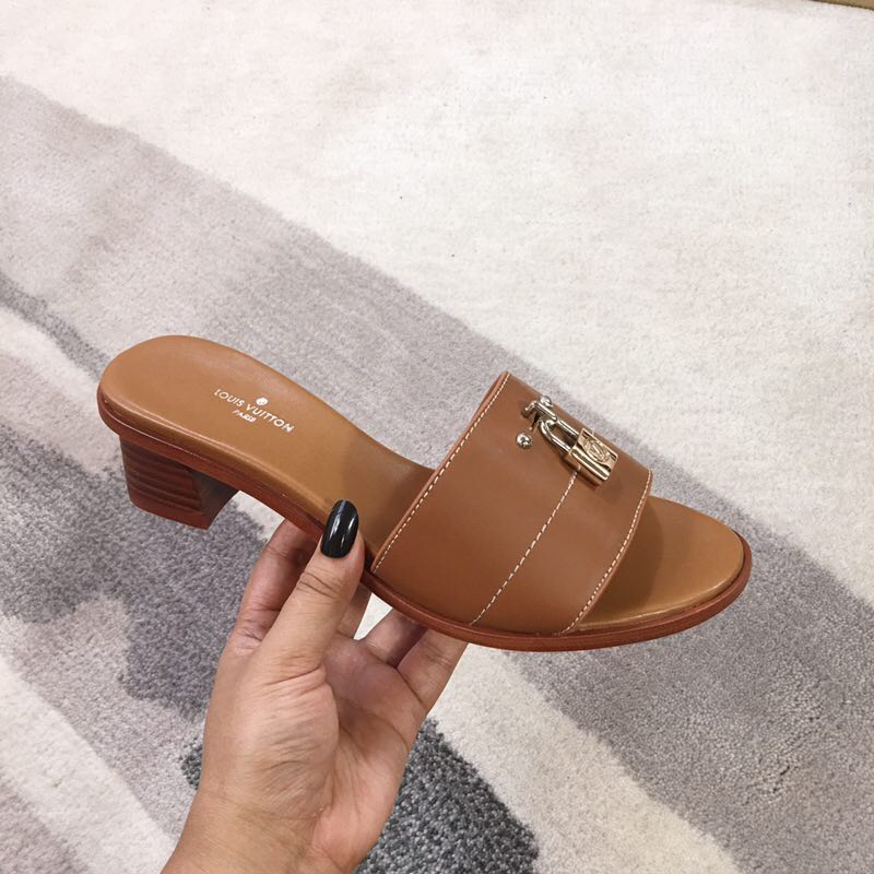 NO:390832,[4.5cm heel height] Special counter synchronization. The first layer of cowhide fabric is specially designed for fabric. The whole leather cutter is constantly added, the layer of leather bag heel, the original mold heel, imported sheepskin lining. The imported logo of the original leather sole, the leather edge strip. The atmospheric metal three-dimensional LOG buckle design creates the most beautiful item. The color is presbyopia brown. The number of sizes is 34-40, slippers, slippers, cowhide, sheepskin19860909【4.5cm跟高】 专柜同步 .面料专用头层牛皮面料 .整皮开料不断帮,层皮包跟,原版开模跟型,进口羊皮里.大底进口logo真皮底 ,真皮沿条.大气金属立体LOG扣设计 ,打造最美单品.颜色老花 棕色.码数34-40,拖鞋,slippers,cowhide,sheepskin,Women's Shoes