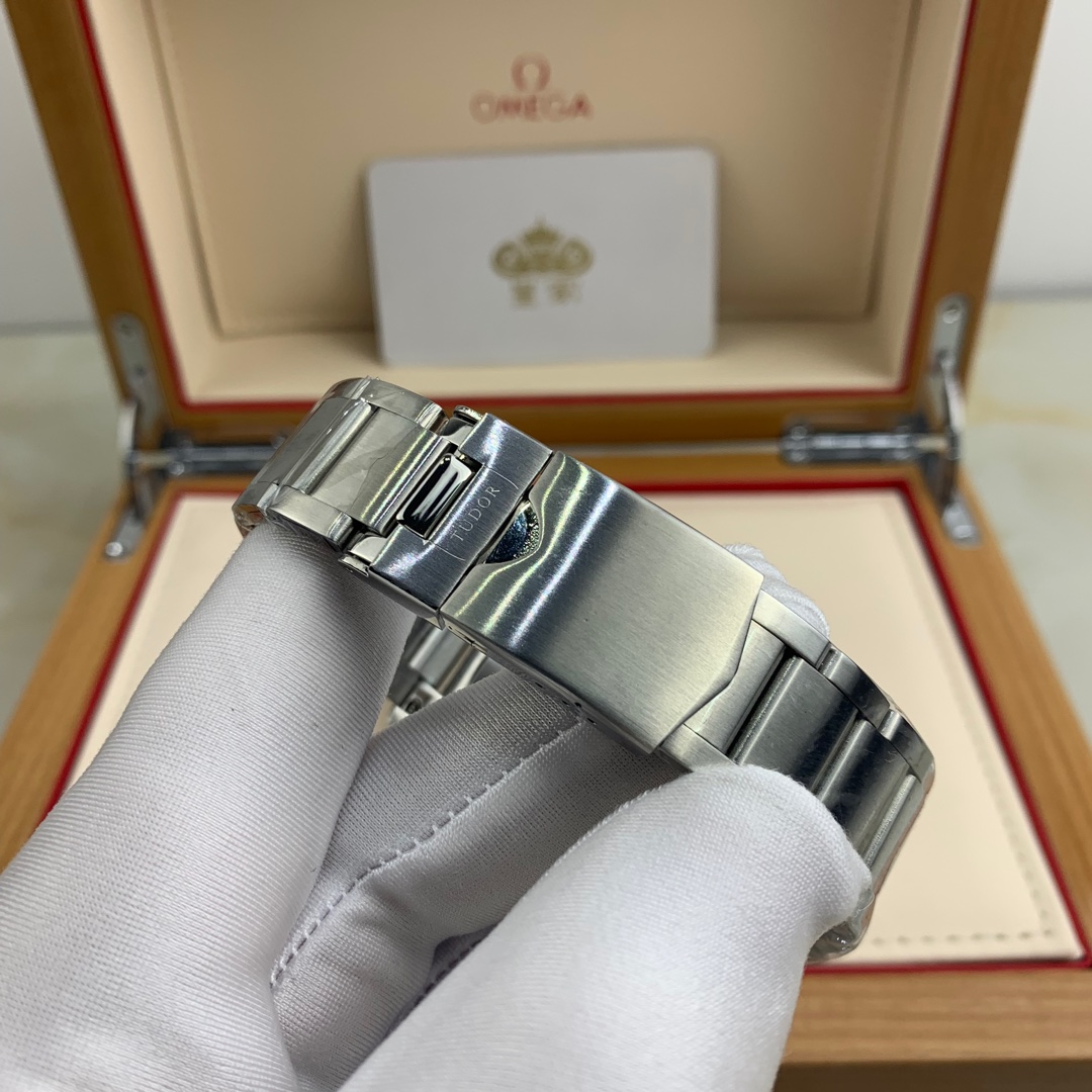 Tudor 皇家 帝舵小红花男款腕表