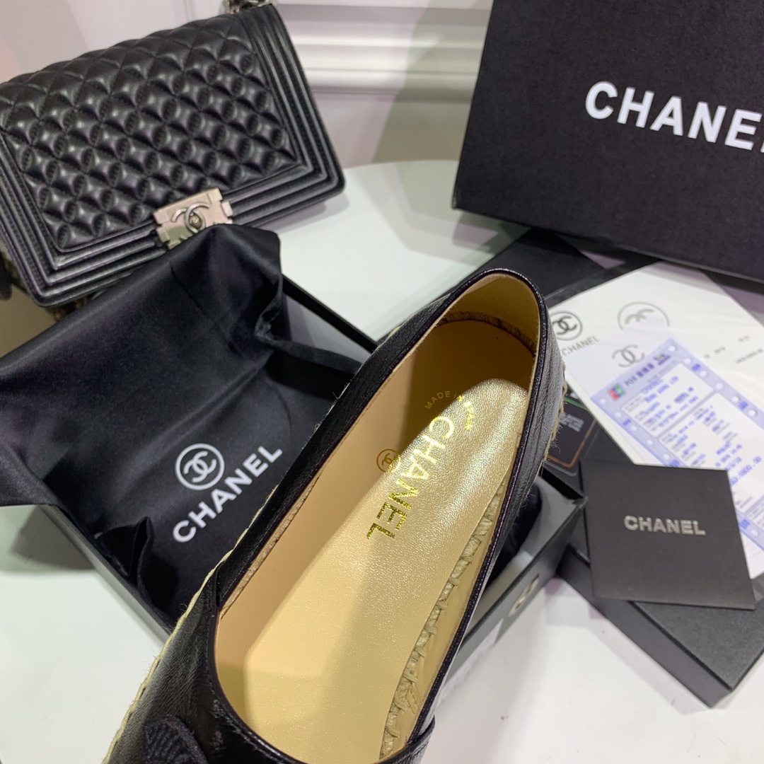 💰360
CHANEL 『 渔夫鞋 』全网最高最顶级版本  全球购经典款 升级后完美の品质 手工精致精美‼️完全超越专柜的标准 100针麻绳上线，秒杀50针马克线，毫无压力的进出专柜
👉🏽鞋面意大利进口小皱皮➕罗纹布头，内里羊皮，垫脚羊皮，原厂特供超透明橡胶大底 👏🏿 🔜色系非常低调百搭🐎Size：34～42