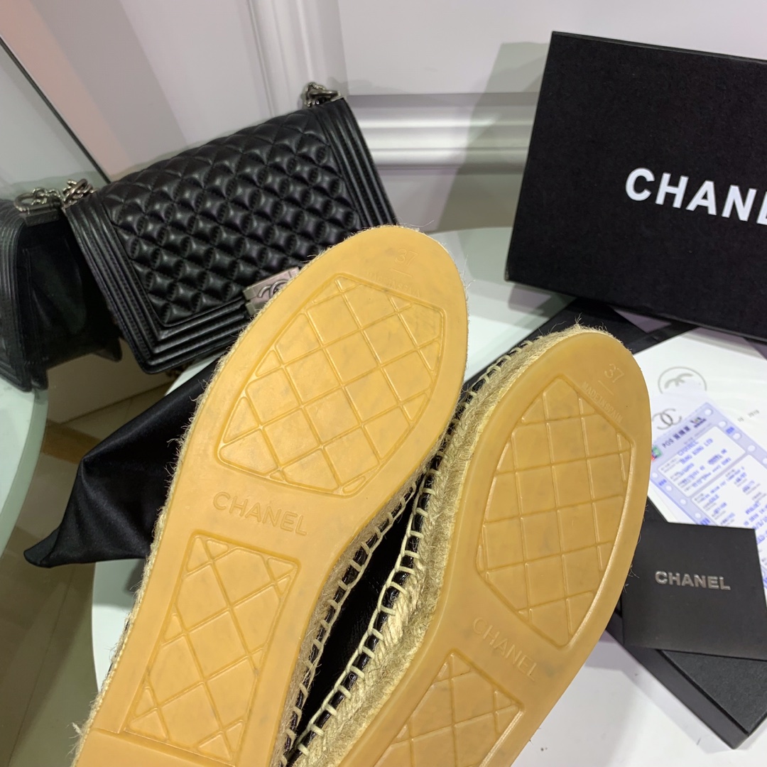 💰360
CHANEL 『 渔夫鞋 』全网最高最顶级版本  全球购经典款 升级后完美の品质 手工精致精美‼️完全超越专柜的标准 100针麻绳上线，秒杀50针马克线，毫无压力的进出专柜
👉🏽鞋面意大利进口小皱皮➕罗纹布头，内里羊皮，垫脚羊皮，原厂特供超透明橡胶大底 👏🏿 🔜色系非常低调百搭🐎Size：34～42