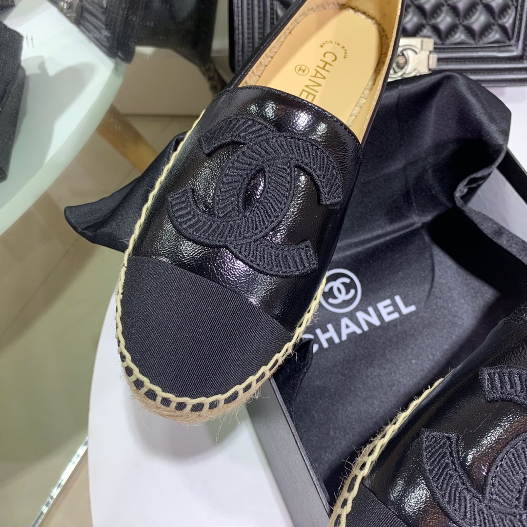 💰360
CHANEL 『 渔夫鞋 』全网最高最顶级版本  全球购经典款 升级后完美の品质 手工精致精美‼️完全超越专柜的标准 100针麻绳上线，秒杀50针马克线，毫无压力的进出专柜
👉🏽鞋面意大利进口小皱皮➕罗纹布头，内里羊皮，垫脚羊皮，原厂特供超透明橡胶大底 👏🏿 🔜色系非常低调百搭🐎Size：34～42