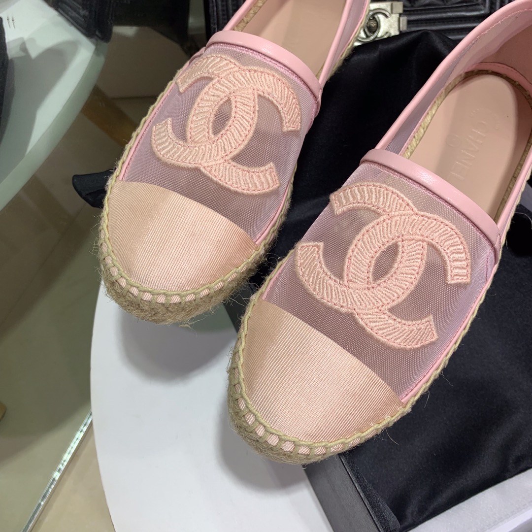 💰340
CHANEL 『 渔夫鞋 』全网最高最顶级版本  全球购经典款 升级后完美の品质 手工精致精美‼️完全超越专柜的标准 100针麻绳上线，秒杀50针马克线，毫无压力的进出专柜
👉🏽鞋面透气网纱➕logo刺绣，垫脚羊皮，原厂特供超透明橡胶大底 👏🏿 🔜色系非常低调百搭🐎Size：34～42