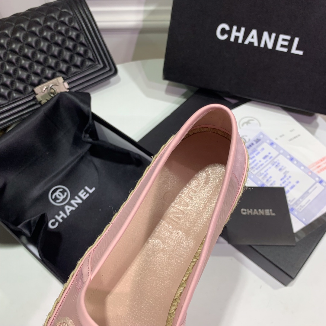 💰340
CHANEL 『 渔夫鞋 』全网最高最顶级版本  全球购经典款 升级后完美の品质 手工精致精美‼️完全超越专柜的标准 100针麻绳上线，秒杀50针马克线，毫无压力的进出专柜
👉🏽鞋面透气网纱➕logo刺绣，垫脚羊皮，原厂特供超透明橡胶大底 👏🏿 🔜色系非常低调百搭🐎Size：34～42