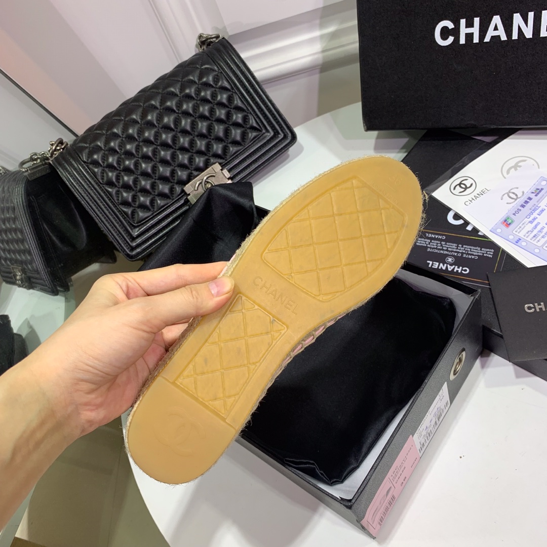 💰340
CHANEL 『 渔夫鞋 』全网最高最顶级版本  全球购经典款 升级后完美の品质 手工精致精美‼️完全超越专柜的标准 100针麻绳上线，秒杀50针马克线，毫无压力的进出专柜
👉🏽鞋面透气网纱➕logo刺绣，垫脚羊皮，原厂特供超透明橡胶大底 👏🏿 🔜色系非常低调百搭🐎Size：34～42