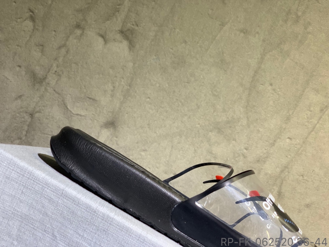 50Nike Benassi Swoosh 联名拖鞋