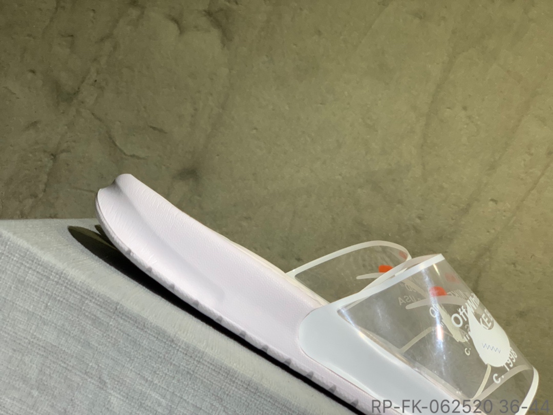 50Nike Benassi Swoosh 联名拖鞋