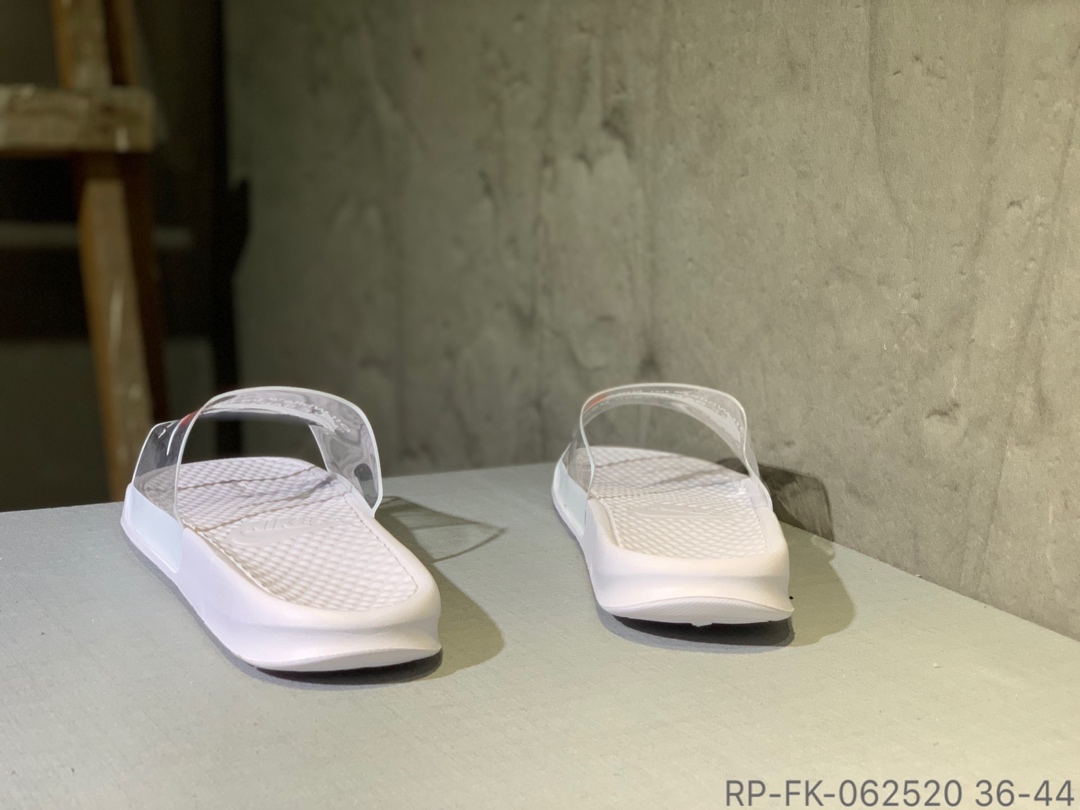 50Nike Benassi Swoosh 联名拖鞋