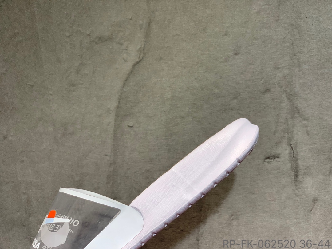50Nike Benassi Swoosh 联名拖鞋