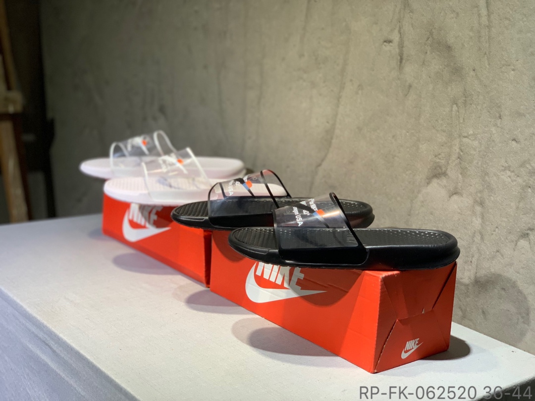 50Nike Benassi Swoosh 联名拖鞋