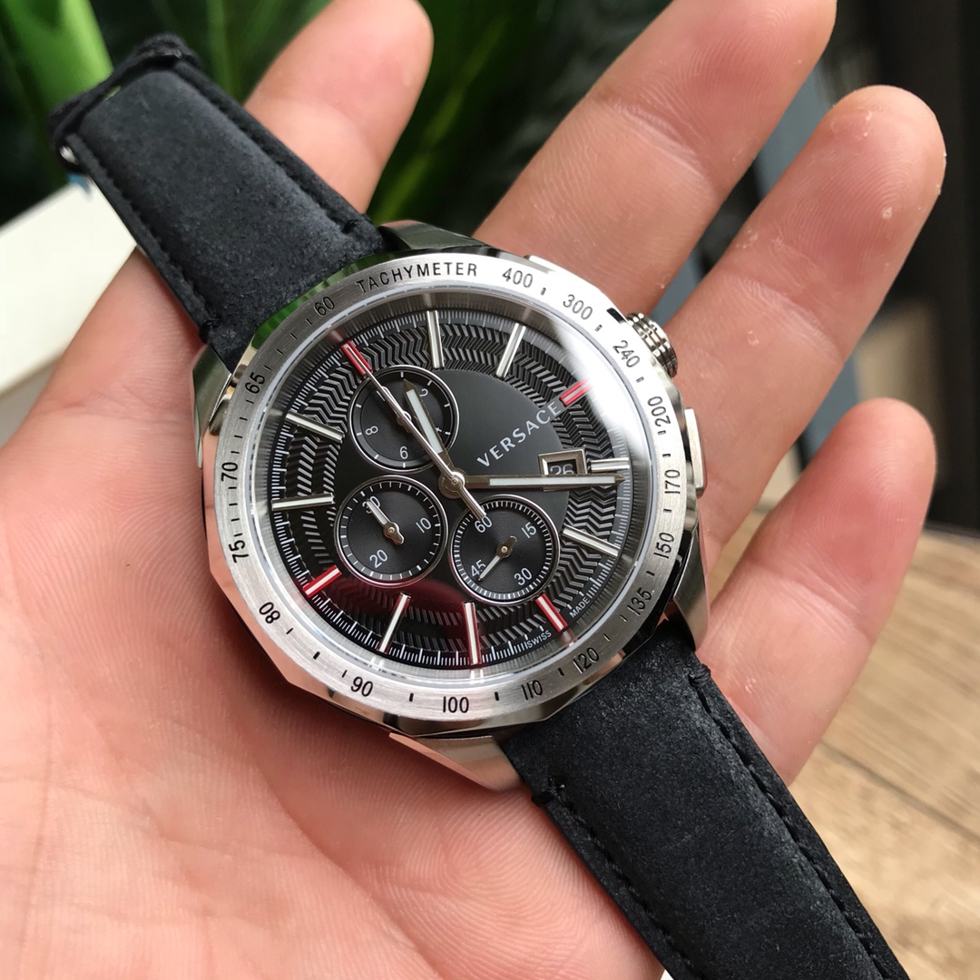 NO:157941,Batch: Original Box: 50 New!  new!  new!  Channel Versace Men's latest Greek reversible fashion chronograph pvera002p, this Glaze chronograph is a must-have watch for modern men. The middle of the double case contains a transparent glass outer ring case, which highlights the iconic Greek reversible pattern engraved on the inner ring metal case. It is equipped with a navy cowhide strap. 43mm round and dodecline top ring. The middle case is decorated with Greek reversible pattern and natural crystal dial navy blue with orange. The Medusa pattern is located at 12 o'clock. The strap is retro appearance navy blue cowhide strap, butterfly buckle movement Swiss 3H quartz movement (Ronda.2), versace, versace, cowhide19860909批: 原盒:50 新！新！新！渠道Versace范思哲男士最新款希腊回纹时尚计时腕表pvera002p,此款Glaze计时腕表是现代男士的必备腕表之选.双表壳中部包含一个透明玻璃外圈表壳,烘托彰显出镌刻于内圈金属表壳上的标志性希腊回纹.配有一条海军牛皮革表带.43毫米圆形,十二边形顶圈.中间表壳饰以希腊回纹和天然水晶表盘海军蓝配橙色,美杜莎图案位于12点钟位置表带复古外观海军蓝色牛皮革表带,蝴蝶搭扣 机芯瑞士3H石英机芯（朗达.2）,,versace,versace,cowhide,Watch