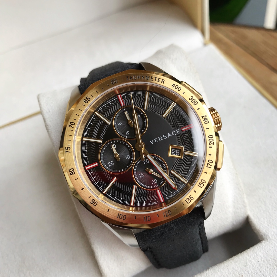 NO:157956,Batch: Original Box: 50 New!  new!  new!  Channel Versace Men's latest Greek reversible fashion chronograph pvera002p, this Glaze chronograph is a must-have watch for modern men. The middle of the double case contains a transparent glass outer ring case, which highlights the iconic Greek reversible pattern engraved on the inner ring metal case. It is equipped with a navy cowhide strap. 43mm round and dodecline top ring. The middle case is decorated with Greek reversible pattern and natural crystal dial navy blue with orange. The Medusa pattern is located at 12 o'clock. The strap is retro appearance navy blue cowhide strap, butterfly buckle movement Swiss 3H quartz movement (Ronda.2), versace, versace, cowhide19860909批:原盒:50 新！新！新！渠道Versace范思哲男士最新款希腊回纹时尚计时腕表pvera002p,此款Glaze计时腕表是现代男士的必备腕表之选.双表壳中部包含一个透明玻璃外圈表壳,烘托彰显出镌刻于内圈金属表壳上的标志性希腊回纹.配有一条海军牛皮革表带.43毫米圆形,十二边形顶圈.中间表壳饰以希腊回纹和天然水晶表盘海军蓝配橙色,美杜莎图案位于12点钟位置表带复古外观海军蓝色牛皮革表带,蝴蝶搭扣 机芯瑞士3H石英机芯（朗达.2）,,versace,versace,cowhide,Watch