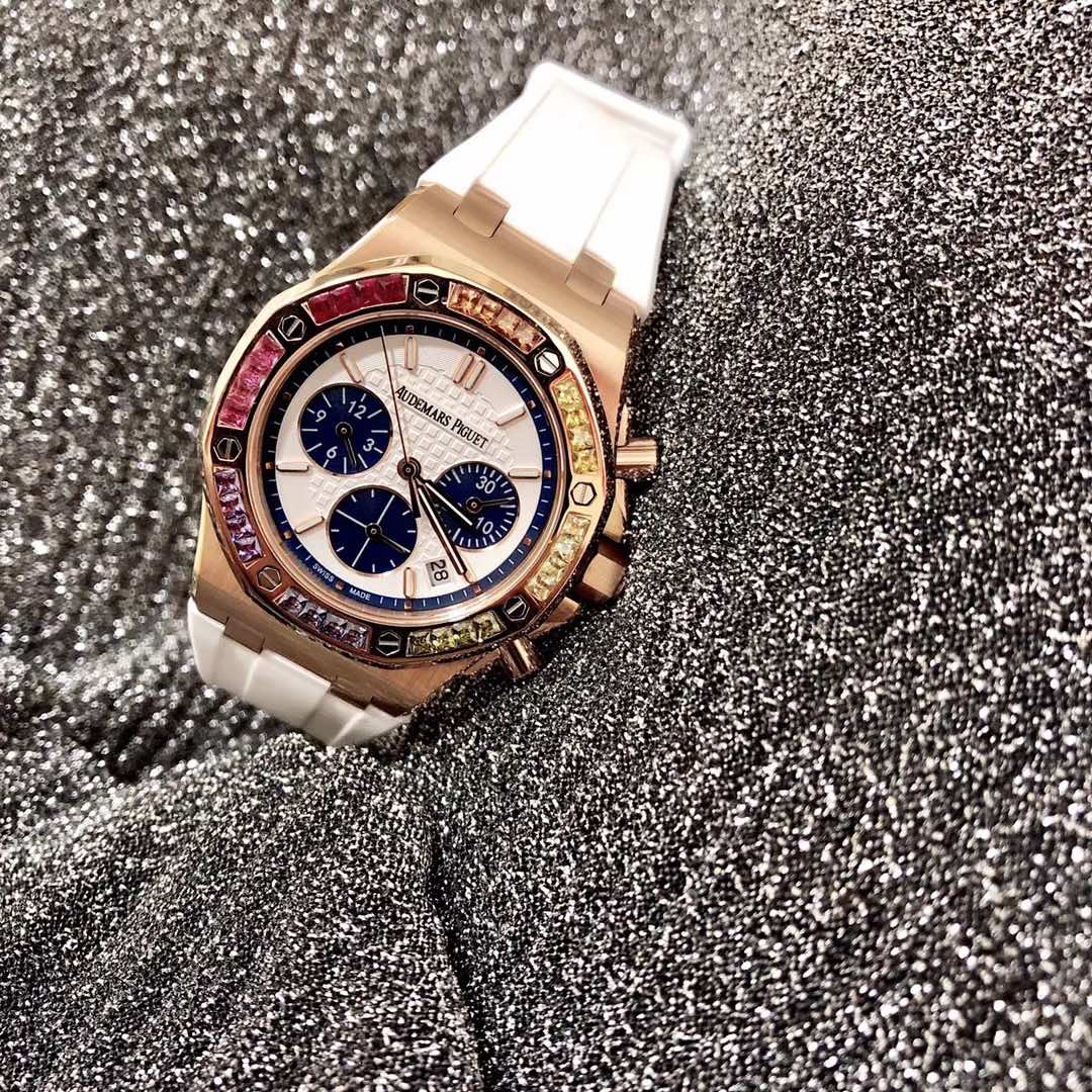 Audemars Piguet A P-爱 彼 皇家橡树离岸型系列 今年对于色彩的运用 表盘饰以Lady Tapisserie格纹装饰