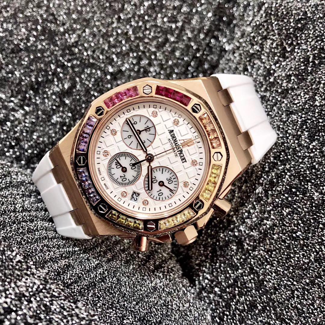 Audemars Piguet A P-爱 彼 皇家橡树离岸型系列 今年对于色彩的运用 表盘饰以Lady Tapisserie格纹装饰