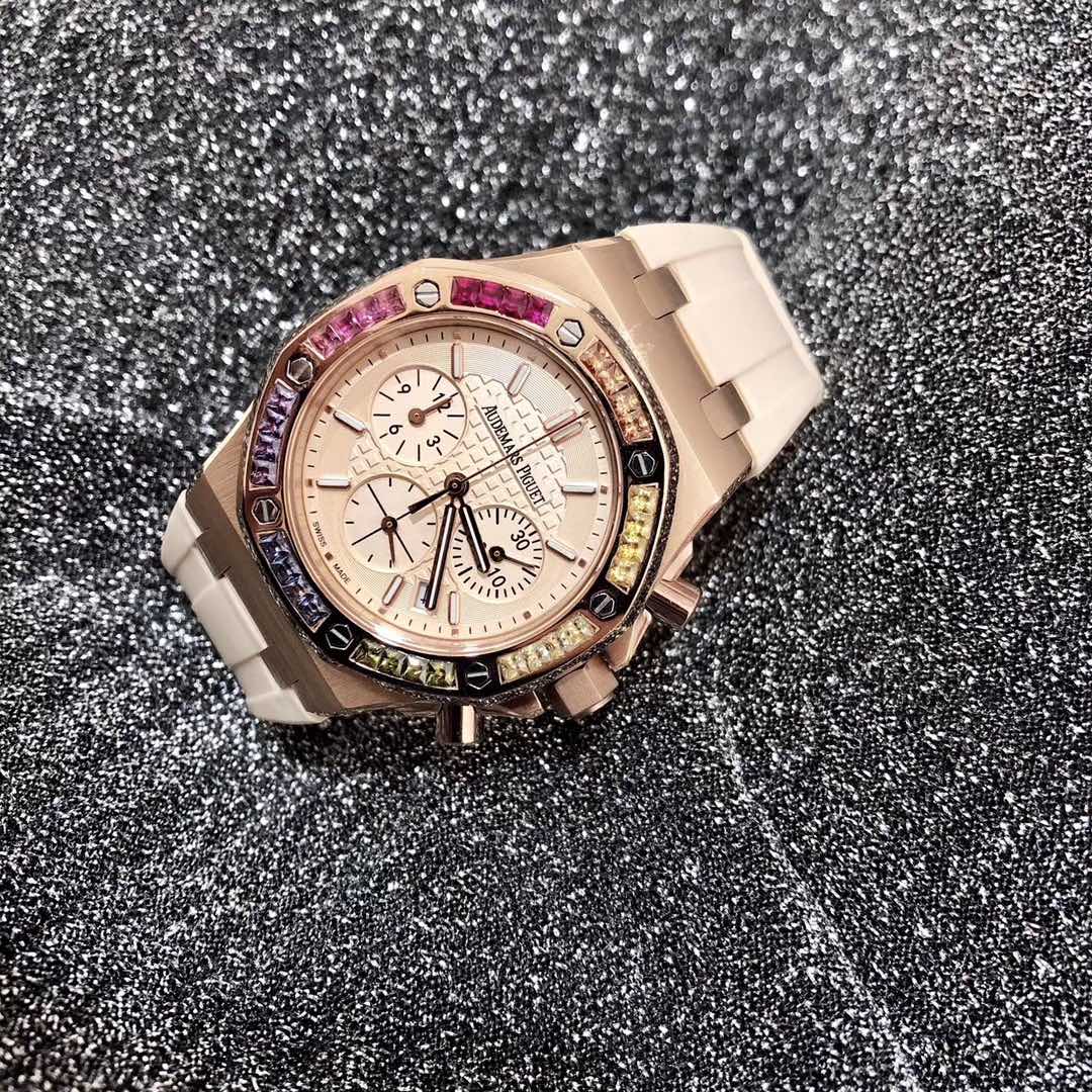 Audemars Piguet A P-爱 彼 皇家橡树离岸型系列 今年对于色彩的运用 表盘饰以Lady Tapisserie格纹装饰