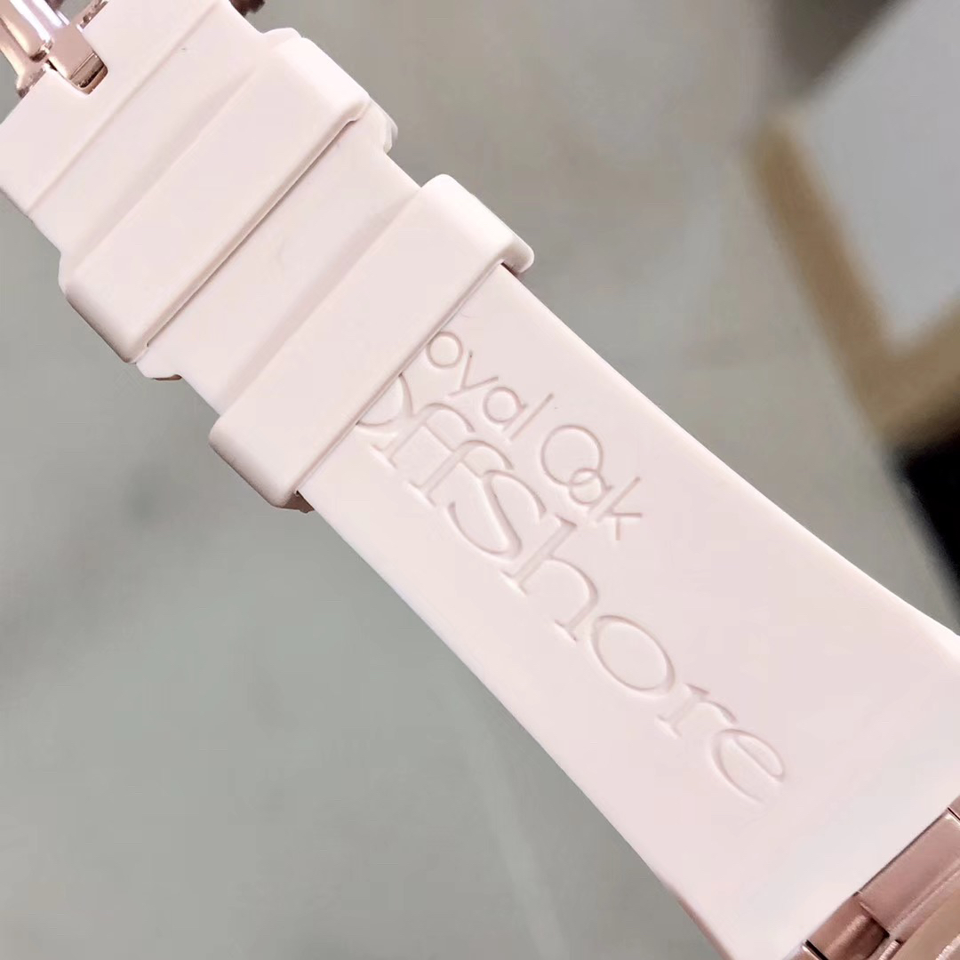 Audemars Piguet A P-爱 彼 皇家橡树离岸型系列 今年对于色彩的运用 表盘饰以Lady Tapisserie格纹装饰