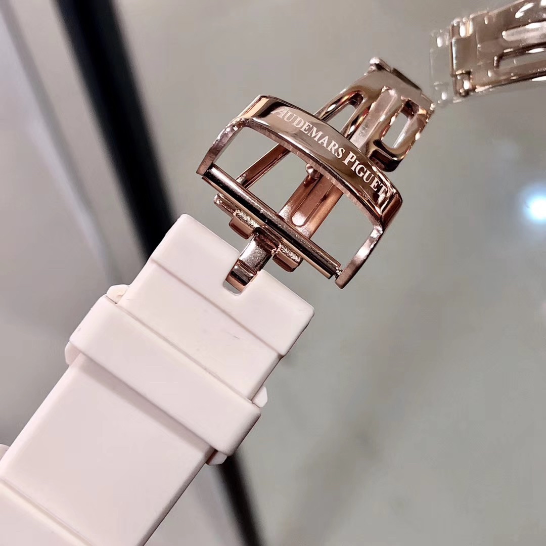 Audemars Piguet A P-爱 彼 皇家橡树离岸型系列 今年对于色彩的运用 表盘饰以Lady Tapisserie格纹装饰