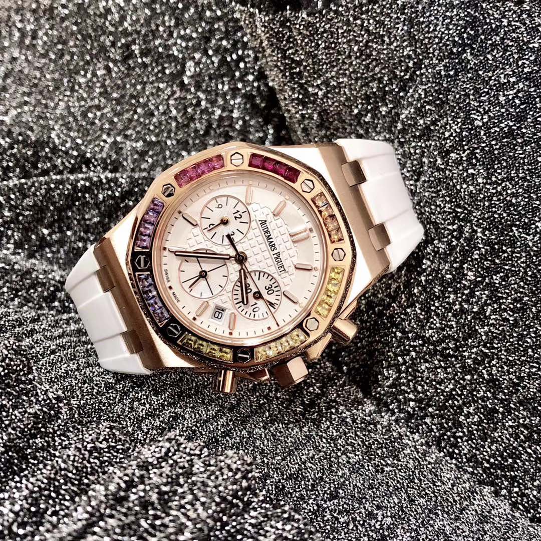 Audemars Piguet A P-爱 彼 皇家橡树离岸型系列 今年对于色彩的运用 表盘饰以Lady Tapisserie格纹装饰