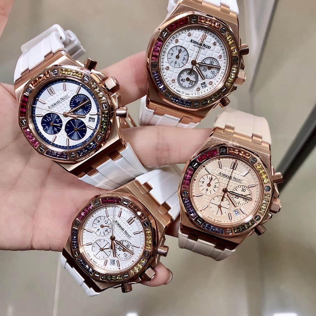 Audemars Piguet A P-爱 彼 皇家橡树离岸型系列 今年对于色彩的运用 表盘饰以Lady Tapisserie格纹装饰
