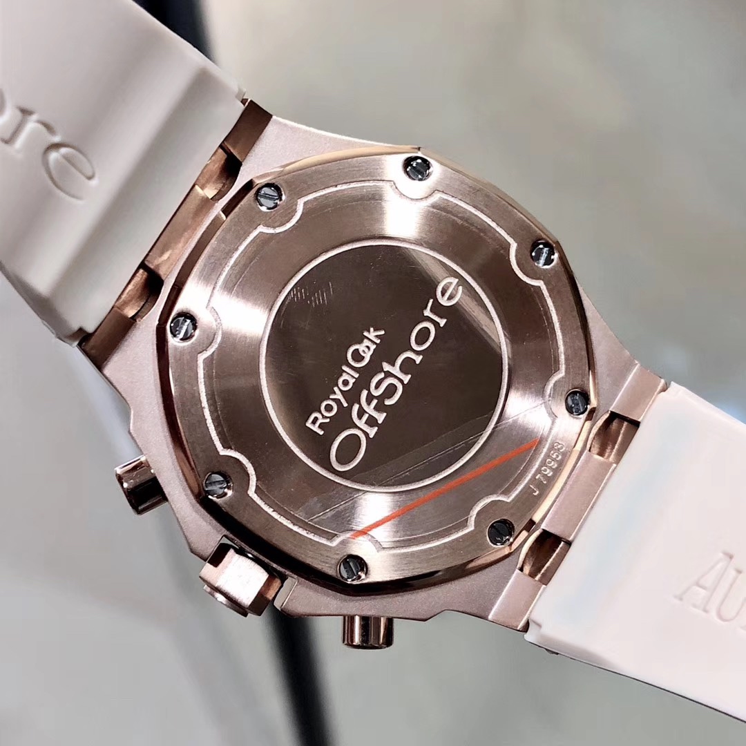 Audemars Piguet A P-爱 彼 皇家橡树离岸型系列 今年对于色彩的运用 表盘饰以Lady Tapisserie格纹装饰