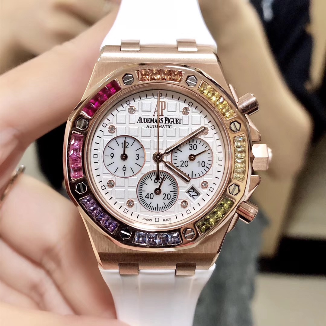 Audemars Piguet A P-爱 彼 皇家橡树离岸型系列 今年对于色彩的运用 表盘饰以Lady Tapisserie格纹装饰