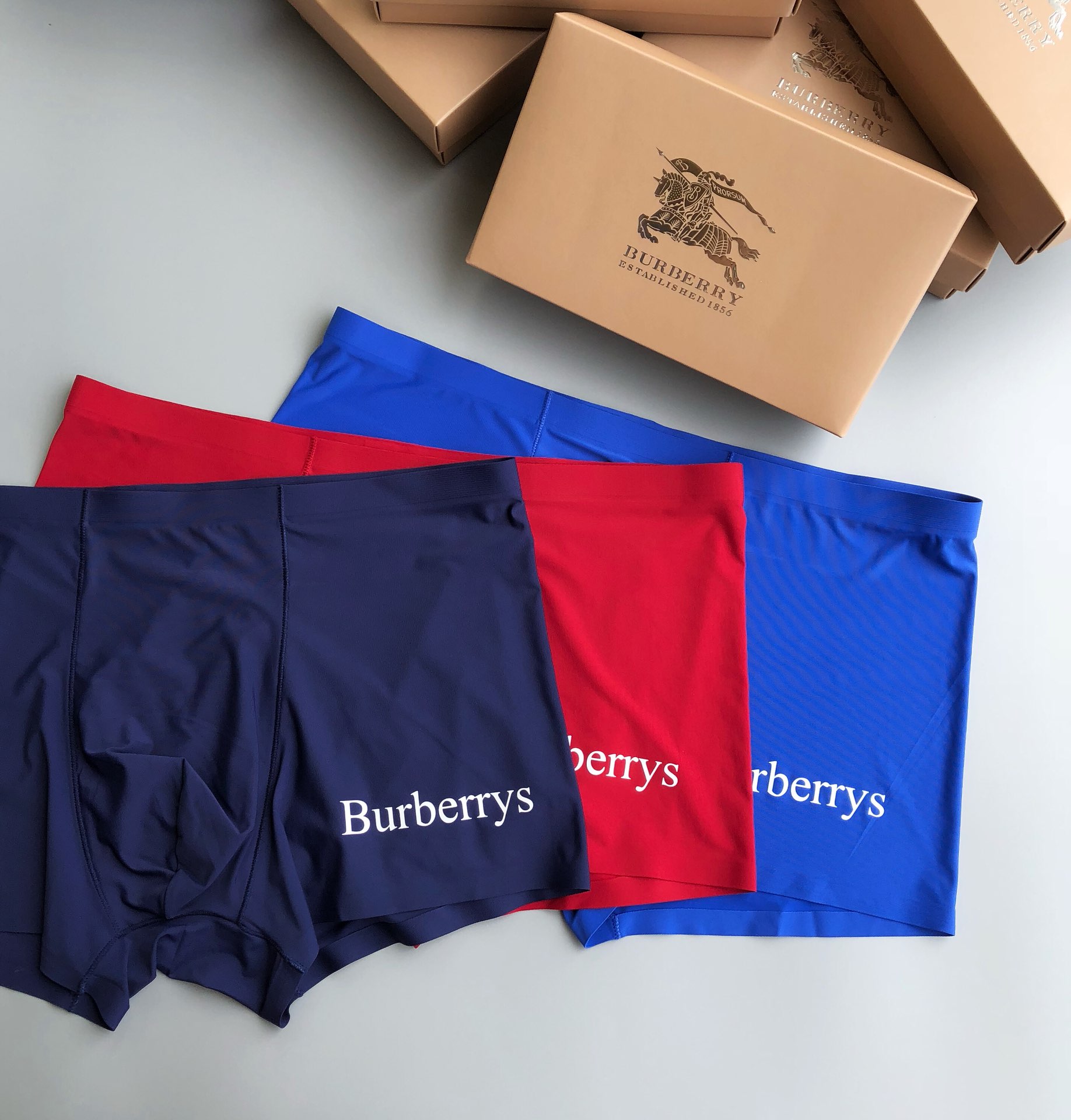 经典！Burberry 巴宝莉 男士精品！采用无痕拼接 无缝压胶工艺 高档羊奶丝材质 轻薄透气丝滑 无