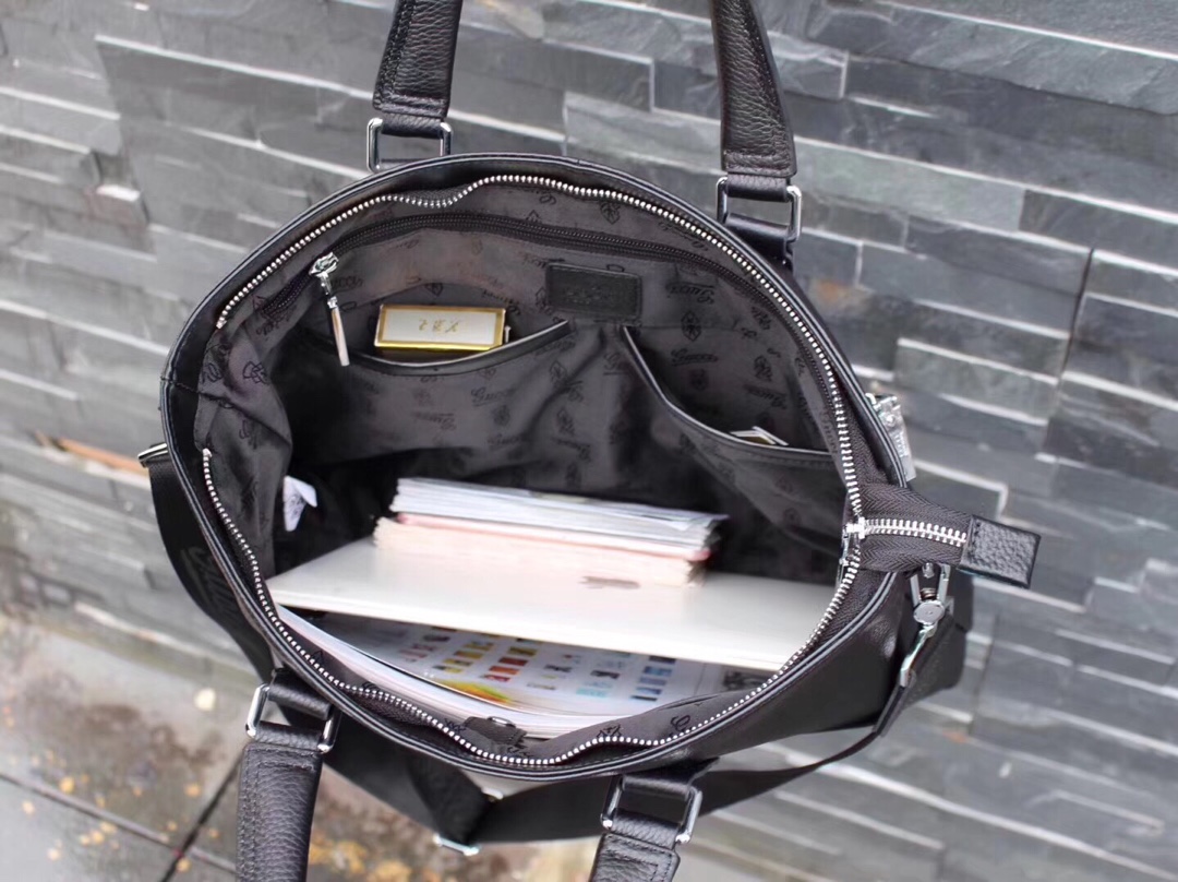 、GUCCI型号：33246-5。里外都是顶级原版皮，顶级进口原厂皮（意大利进口自然纹路）超高清压印lo