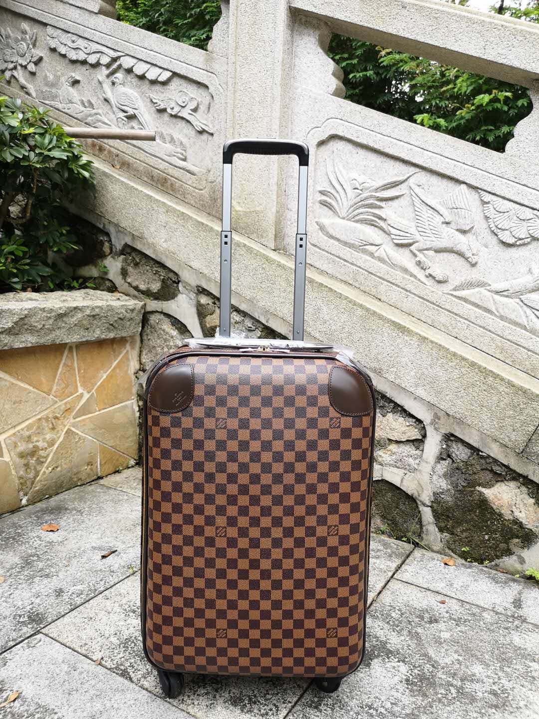 NO:270034,[LV] The new model of Uni-Share Wheel is back, original leather. There are not many quantities, hurry up and buy [seduction] [seduction] exclusive products are launched first, real photos. Small bags are strong] 20-inch 53/40/2024-inch 63/42/20,,louis vuitton19860909【LV】万向轮爆新款回货了,原版皮质.数量不多,赶紧抢购[勾引][勾引]独家产品抢先上市,实物实拍.小包强]20寸53/40/2024寸63/42/20,,louis vuitton,luggage