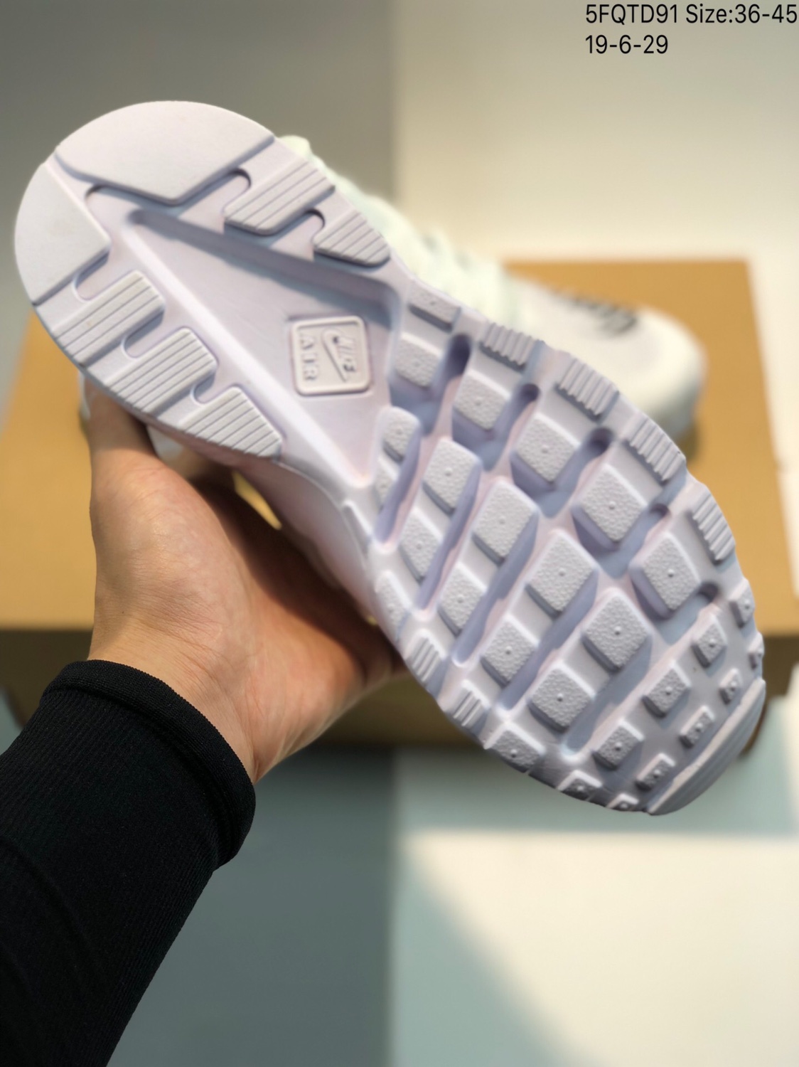 105耐克Nike The 10Nike Air Huarache 联名款 复古华莱士慢跑鞋