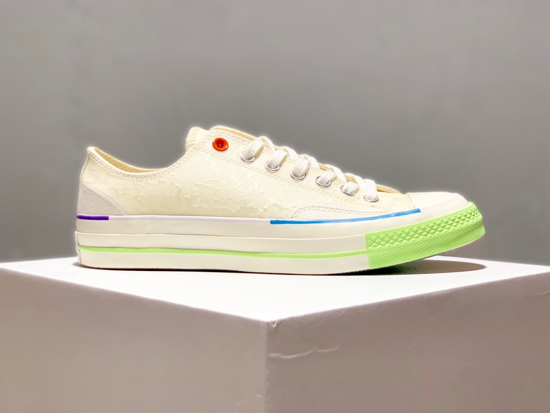240 匡威 x Pigalle全新联名“Chuck Taylor 1970s” 巴黎时装周走秀款鞋身以白色为主色调