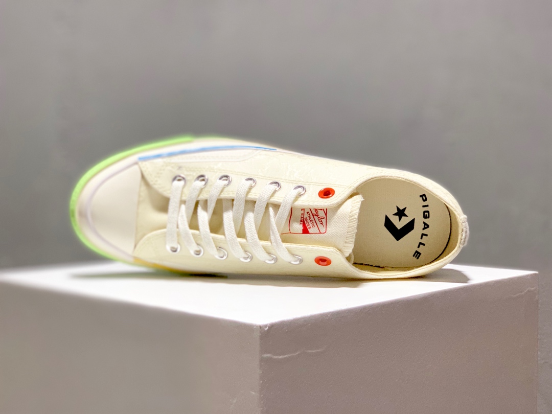 240 匡威 x Pigalle全新联名“Chuck Taylor 1970s” 巴黎时装周走秀款鞋身以白色为主色调