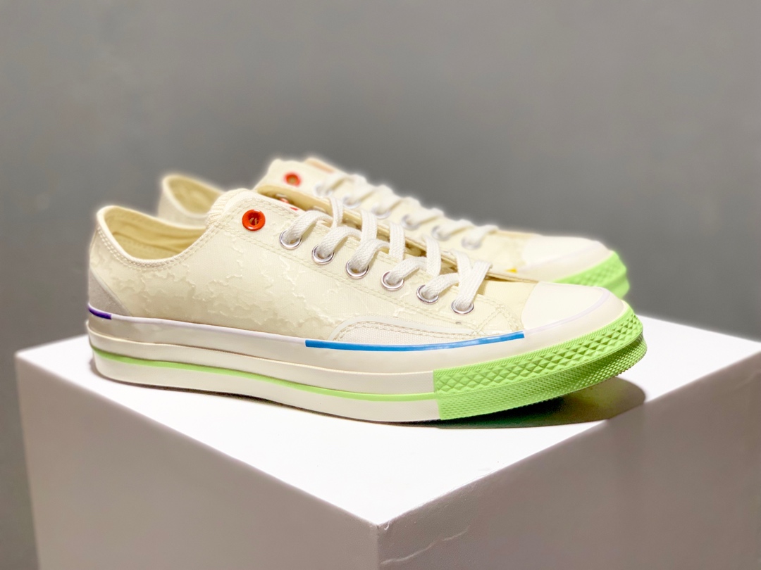 240 匡威 x Pigalle全新联名“Chuck Taylor 1970s” 巴黎时装周走秀款鞋身以白色为主色调