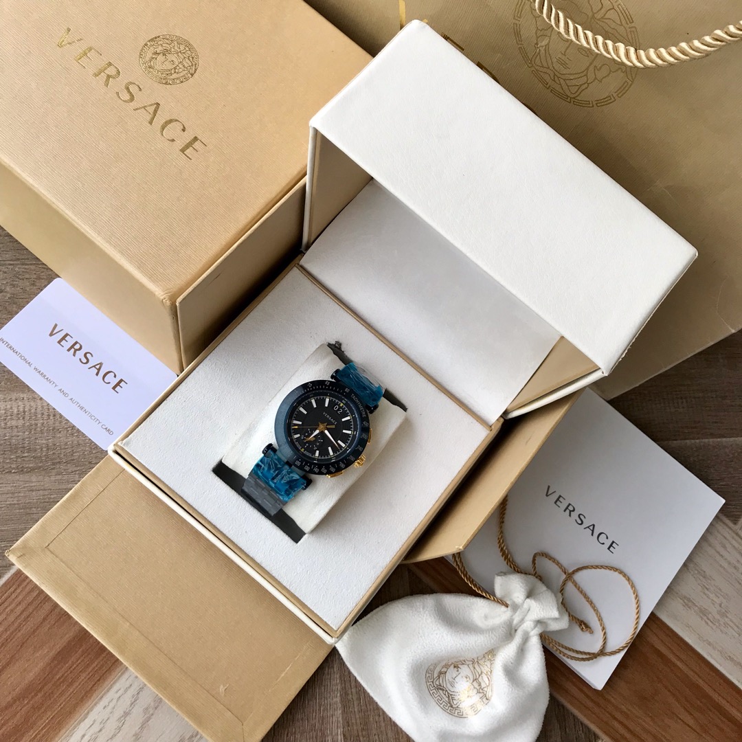 NO:157813,Batch: Original box: 50 Original V ersace, (Versace) men's quartz watch, VAH series, 24-hour display in the small dial. Original Swiss movement, unique three and a half needles, sapphire anti-glare glass. ~ 43mm watch diameter, brand new and complete set., versace19860909批:原盒:50 Original V ersace ,（范思哲）钢带男款石英表,VAH系列,小表盘内有24小时显示.原装瑞士机芯,独特三针半,蓝宝石防眩玻璃.～43mm表径,全新全套出.,,versace,Watch