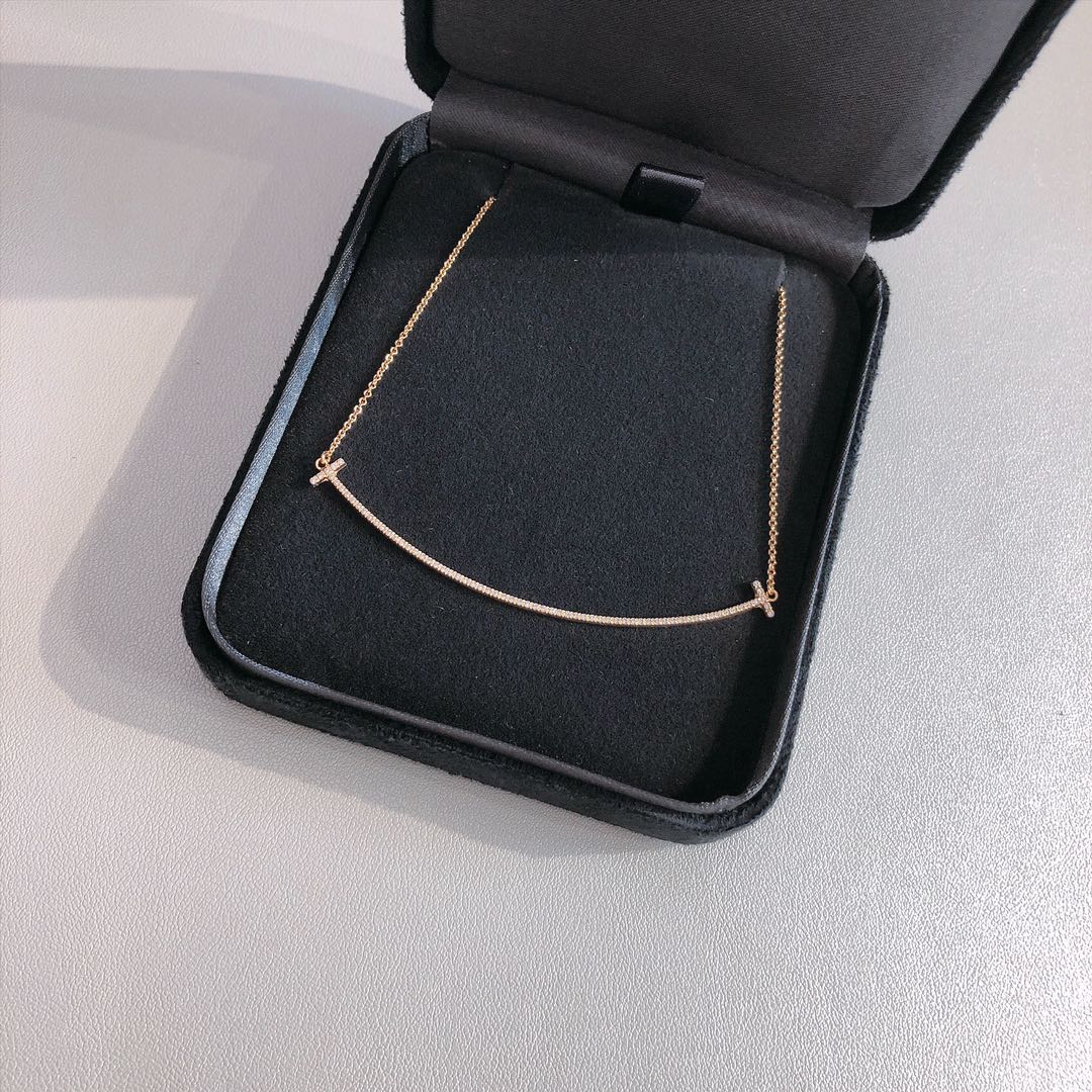 NO:633866,Smile Necklace Large Diamond Version, CNC Motorcycle Version. If you don’t buy multiple versions of this, for example, if you only buy the smooth surface, you will have problems if you look at the picture and make the diamond version, because the width and T shape of the diamond version are different from those of the smooth surface. The diamond version is narrower and the T shape is more right-angled, and the smooth T shape is different.  The words have a slight curvature, and the glossy chain has a small T-shaped extension chain, but the diamond version does not. These small details can only be done carefully to avoid everyone's embarrassment. I hope everyone can see these intentions. The medium-sized diamond version and glossy earrings, etc., will be very exquisite. This series is very classic.  In summer, you need such accessories to match, to make yourself more refined. In terms of craftsmanship, the entire smile including the drill grooves are all CNC carved. I have zoomed in to take a picture of the drill grooves, and they are all very delicate. Our materials are all pure silver electroplated with thick gold, because it is impossible to think of anything else when making goods by yourself.  It's the kind of person who can pick up everything everywhere. I want to stock up, so this one is only made in one color. It's the most classic color, rose gold and reinforced with thick gold plating. The specification is 41-45cm with a T-tail chain, 88230, necklace, pure  silver,Cardia high-end jewelry19860909微笑项链大号镶钻版,CNC机车版,这个如果没有买多个版,比如只买光面,看图镶钻做钻版就会出问题,因为钻版和光面宽窄、T字型都是不一样的,钻版窄一些同时T字型直角一些,光面T字带一点弧度,并且光面链子有小T字延伸链,钻版没有,这些小的细节只有用心去做才可以避免大家尴尬,希望大家看到这些用心哦.中号钻版和光面耳钉等等,都会很精致,这系列都很经典百搭,夏季需要这样的饰品去搭配,让自己变得更精致,工艺上整个微笑包括钻槽都是CNC精雕出来的,我有放大拍钻槽,都非常精致.我们材质上都是纯银电镀厚金,因为自己做货不可能想其他人那种到处拿拿货那么齐全,我要囤货,所以这款就只做一个颜色了,做最经典的颜色,玫瑰金色并且厚金电镀加固,规格是41-45cm有T尾链,88230,,necklace,pure silver,卡迪亚高端饰品,Jewelry