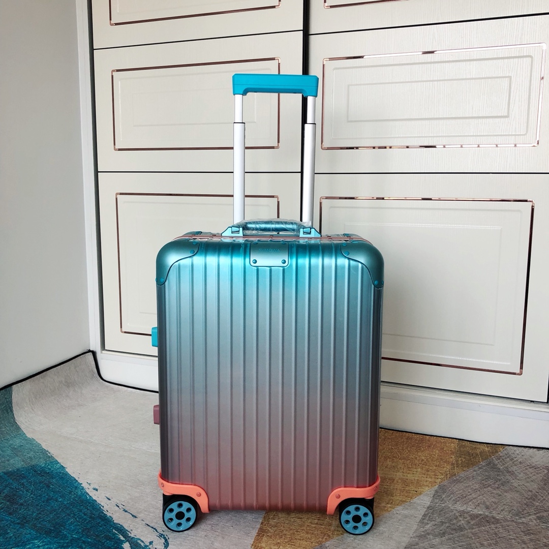 rimowa限量版糖果色满满的“少女心”渐变色， 现货 日默瓦与多媒体艺术家Alex Israel合作推出渐变色旅行箱。售美元，在弗里兹艺术博览会中，这一系列行李箱将首次与公众见面。如果这段时间你恰好在洛杉矶，那么不妨去 Alex Isr…