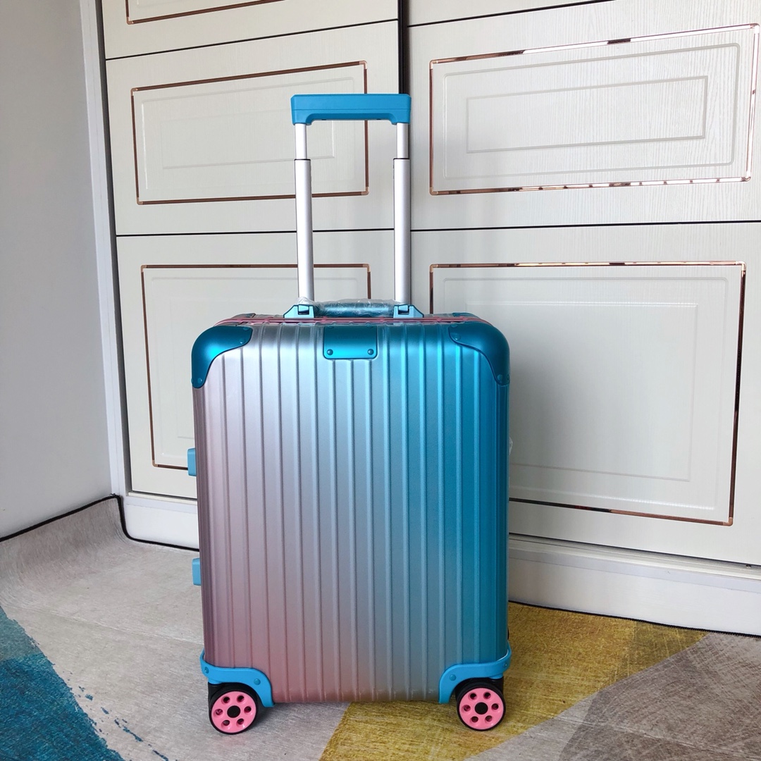 rimowa限量版糖果色满满的“少女心”渐变色， 现货 日默瓦与多媒体艺术家Alex Israel合作推出渐变色旅行箱。售美元，在弗里兹艺术博览会中，这一系列行李箱将首次与公众见面。如果这段时间你恰好在洛杉矶，那么不妨去 Alex Isr…