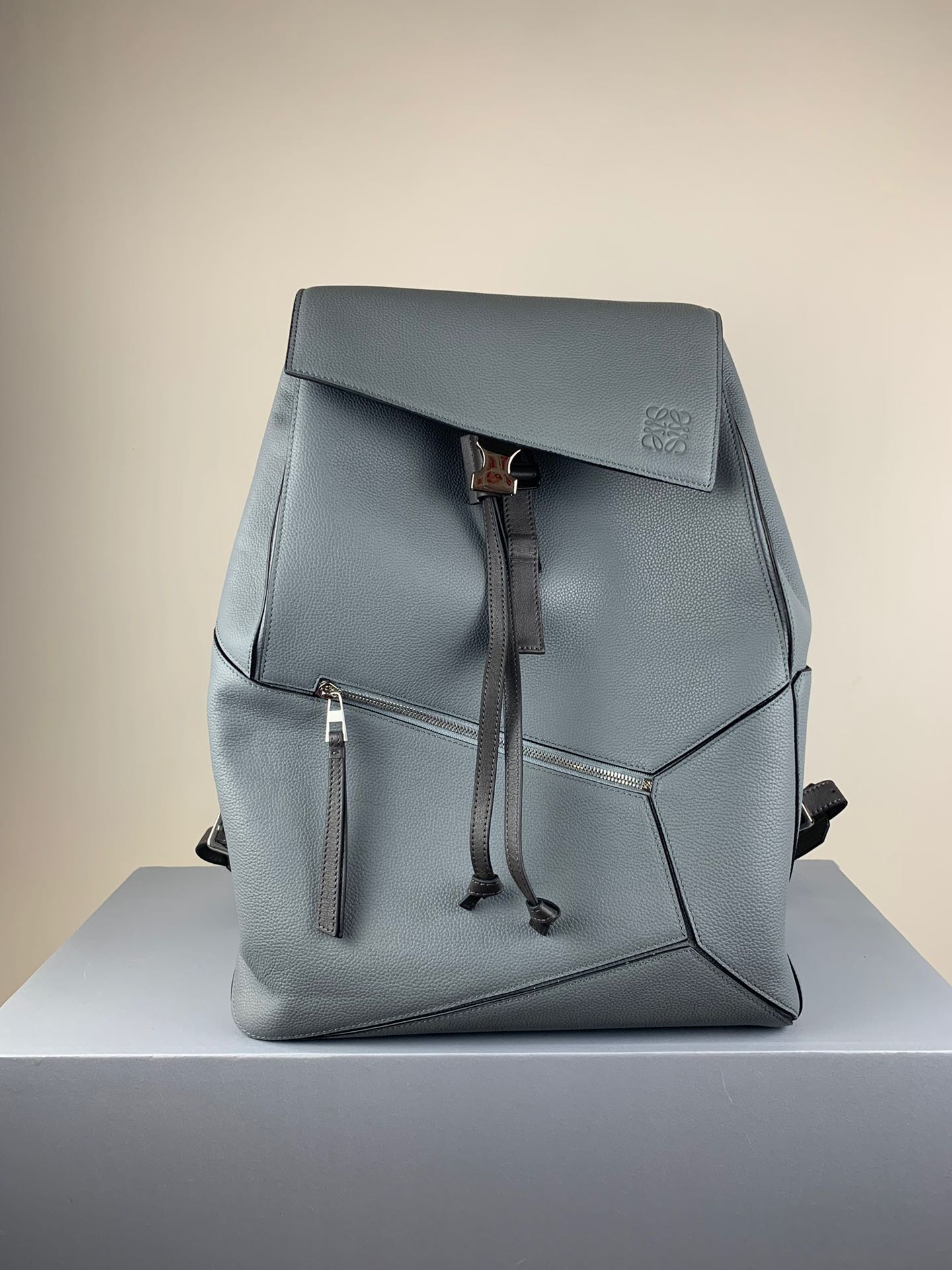 NO:341179,Extra Bronze LOEWE Puzzle Backpack Color Model 324 Extra Large Capacity, unique and innovative cube shape, precise tailoring creates a sense of volume! Soft grain calfskin, a small zipper pocket on the front, and a small insert pocket on the side to hold personal belongings, very convenient to use 33-44.5-19 The same style for men and women, the best Loewe, loewe, loewe, cowhide19860909特级 青銅色  LOEWE Puzzle Backpack色上 型號324 超大容量,立方体造型独特创新,精确剪裁营造出体积感！柔软粒面小牛皮,前幅一个小拉链口袋,侧面一个小插袋可放随身物品,非常方便使用33-44.5-19 男女同款,特级罗意威,loewe,loewe,cowhide,Bag