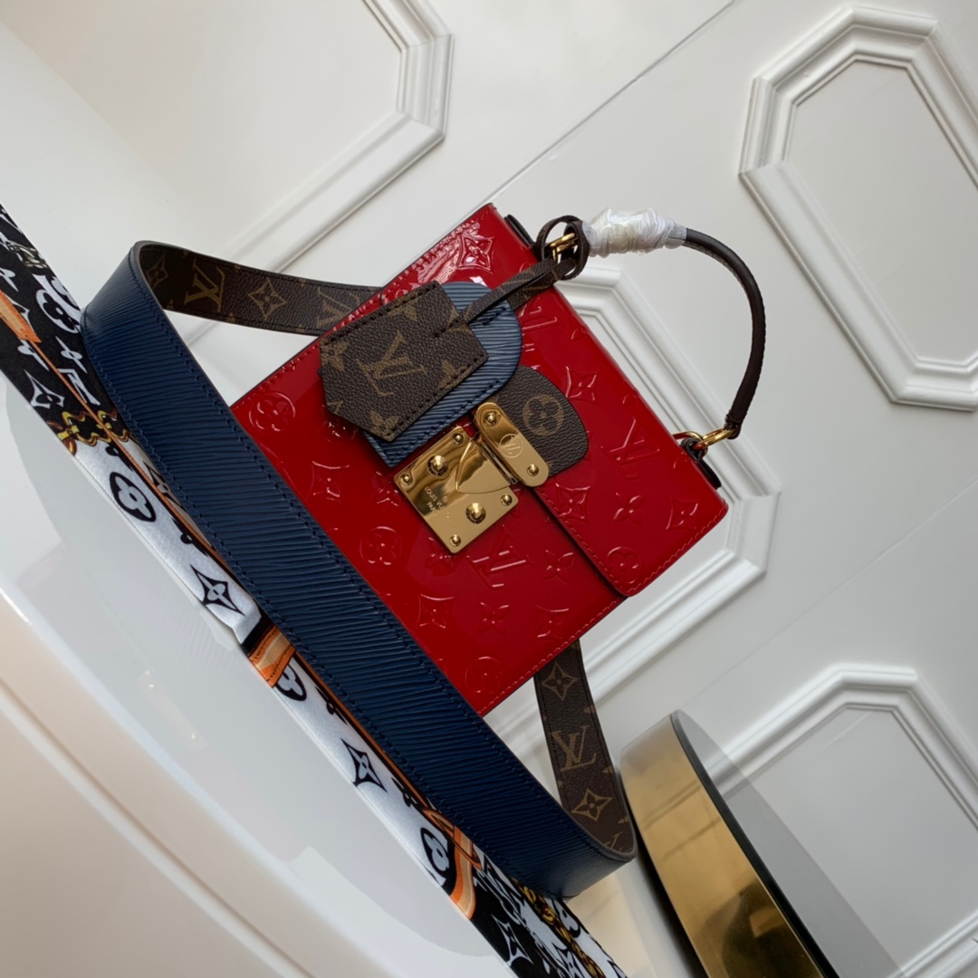 NO:396523,【Exclusive real photo M90376】Red SPRING STREET handbag This Spring Street handbag is made of Monogram Vernis painted cowhide, with a versatile style. Inspired by the design launched by Marc Jacobs, the original women's art director, in 1999, uses contrasting iconic fabrics to create a neat and avant-garde style. The top handle and removable shoulder straps bring a variety of carry options. Size 17.0 x 16.0 x 8.5 cm 2019.,LV [original leather],louis vuitton,cowhide19860909【独家实拍M90376】红SPRING STREET 手袋此款Spring Street手袋采用Monogram Vernis漆面牛皮,风格百搭.以原女装艺术总监Marc Jacobs于1999年推出的设计为灵感,运用对比色标志性面料,打造出利落而前卫的格调.顶部手柄与可拆卸肩带带来多种背携选择.尺寸17.0 x 16.0 x 8.5 cm 2019.,LV【原厂皮】,louis vuitton,cowhide,Bag