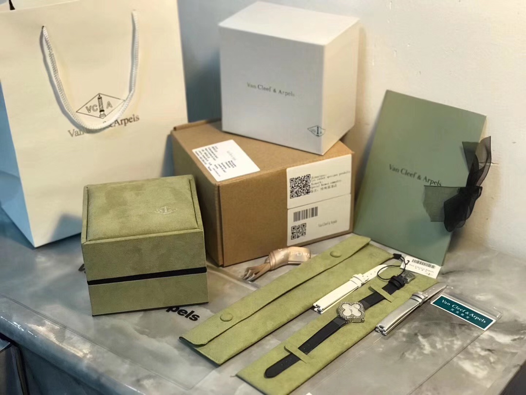 Van Cleef & Arpels 梵克雅宝四叶草系列女款腕表
