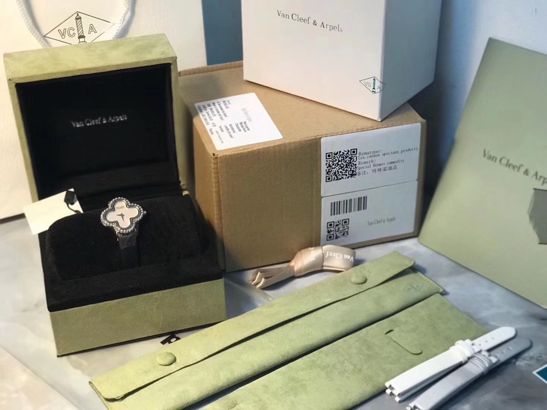 Van Cleef & Arpels 梵克雅宝四叶草系列女款腕表