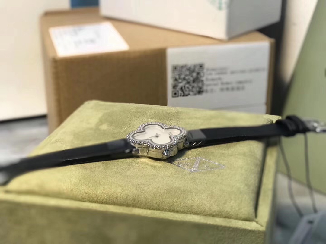 Van Cleef & Arpels 梵克雅宝四叶草系列女款腕表