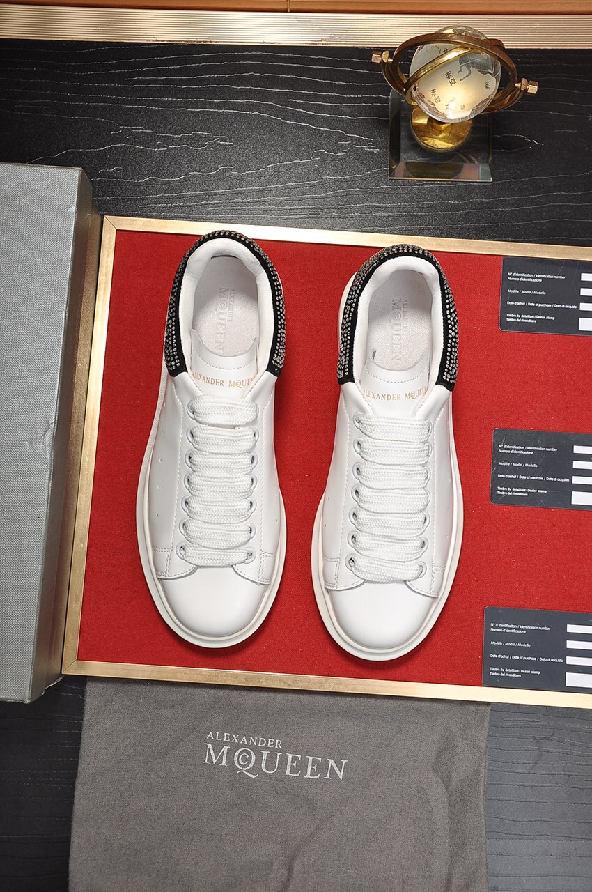 I5  市面最高版本 MQUEEN  麦昆 Alexander McQueen 情侣款：女35-40，男38-44小白鞋配色，官网同步发售想不出有任何理由不收它面料采用哑光头层牛皮面 最新材料，内里和垫脚是定制同面色的柔软羊皮 高端上档次原版大底 回弹度极佳 耐磨又舒适 鞋底厚4.5cm。