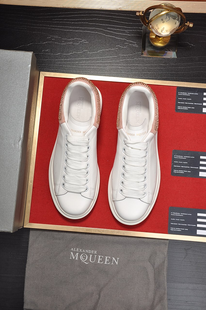 I5  市面最高版本 MQUEEN  麦昆 Alexander McQueen 情侣款：女35-40，男38-44小白鞋配色，官网同步发售想不出有任何理由不收它面料采用哑光头层牛皮面 最新材料，内里和垫脚是定制同面色的柔软羊皮 高端上档次原版大底 回弹度极佳 耐磨又舒适 鞋底厚4.5cm。