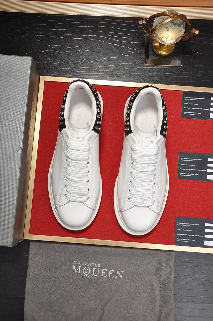 J0  市面最高版本 MQUEEN  麦昆 Alexander McQueen 情侣款：女35-40，男38-44小白鞋配色，官网同步发售想不出有任何理由不收它面料采用哑光头层牛皮面 最新材料，内里和垫脚是定制同面色的柔软羊皮 高端上档次原版大底 回弹度极佳 耐磨又舒适 鞋底厚4.5cm。