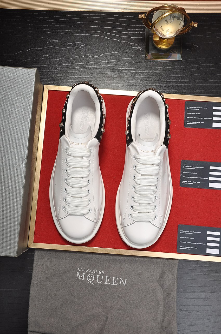 J0  市面最高版本 MQUEEN  麦昆 Alexander McQueen 情侣款：女35-40，男38-44小白鞋配色，官网同步发售想不出有任何理由不收它面料采用哑光头层牛皮面 最新材料，内里和垫脚是定制同面色的柔软羊皮 高端上档次原版大底 回弹度极佳 耐磨又舒适 鞋底厚4.5cm。