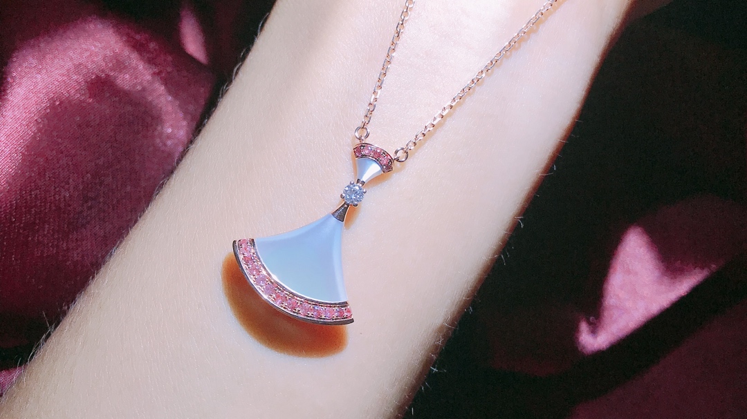 NO:101858,【Gift】BV19 Chinese Valentine's Limited Edition Small Skirt Necklace, Bulgari Necklace, Bottega Veneta, Bvlgari, Skirts, Necklace19860909【礼物】 BV19年七夕限量款小裙子项链,宝格丽项链,bottega veneta,bvlgari,skirts,necklace,Jewelry