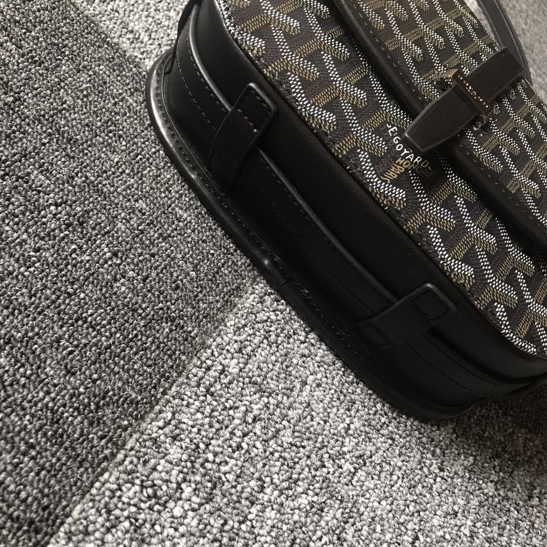 GOYARD BELVEDERE⬇️单扣邮差包配有灵巧的肩带和安全的闭合系统，适合各种场合，简约优雅且轻