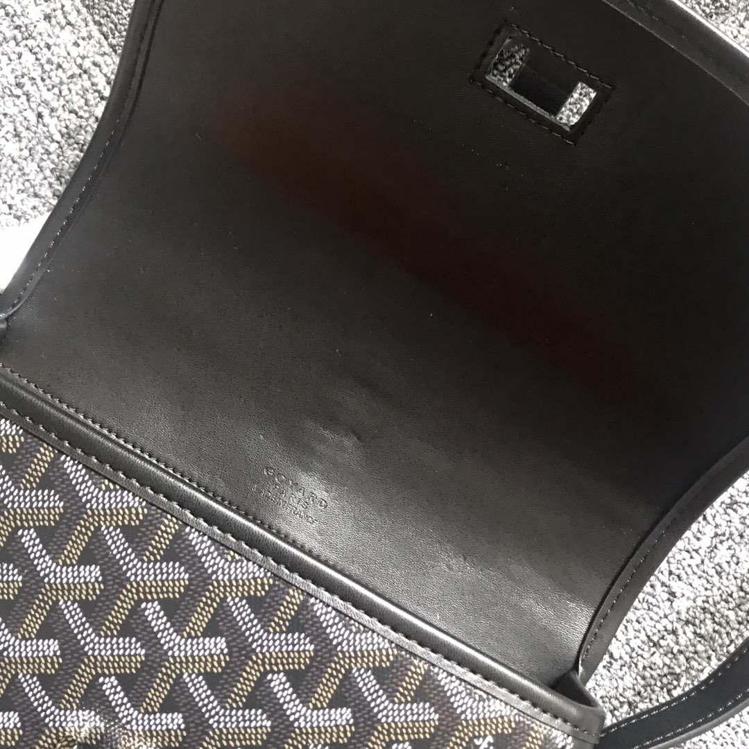 GOYARD BELVEDERE⬇️单扣邮差包配有灵巧的肩带和安全的闭合系统，适合各种场合，简约优雅且轻