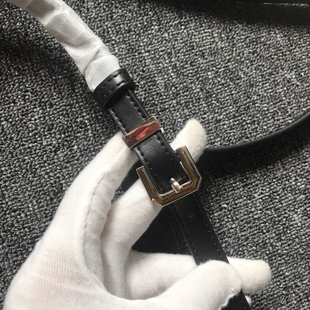 GOYARD BELVEDERE⬇️单扣邮差包配有灵巧的肩带和安全的闭合系统，适合各种场合，简约优雅且轻